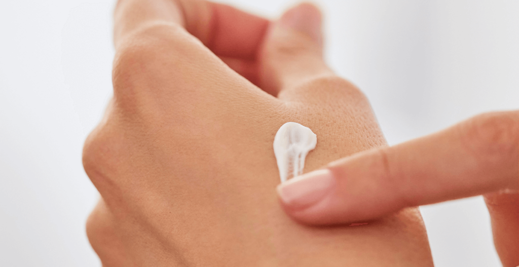 Crema hidratante de ISDIN aplicación en la mano