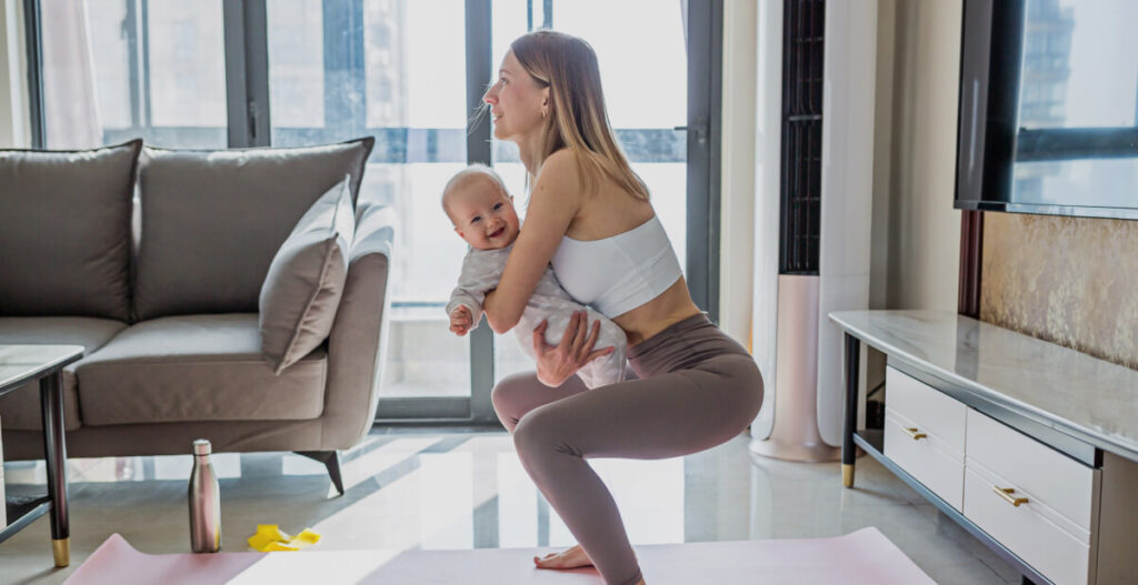 Madre entrenando con bebé