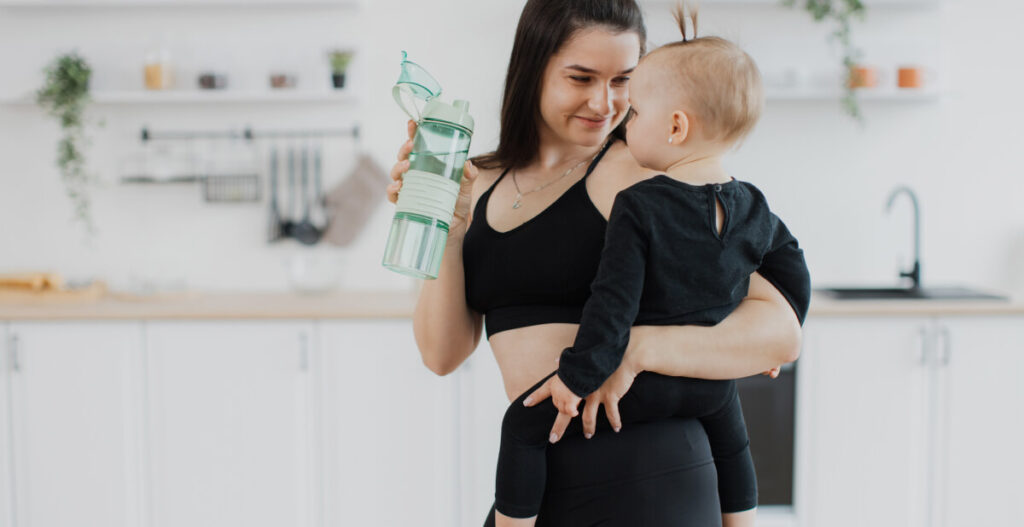 Madre haciendo ejercicio con bebé