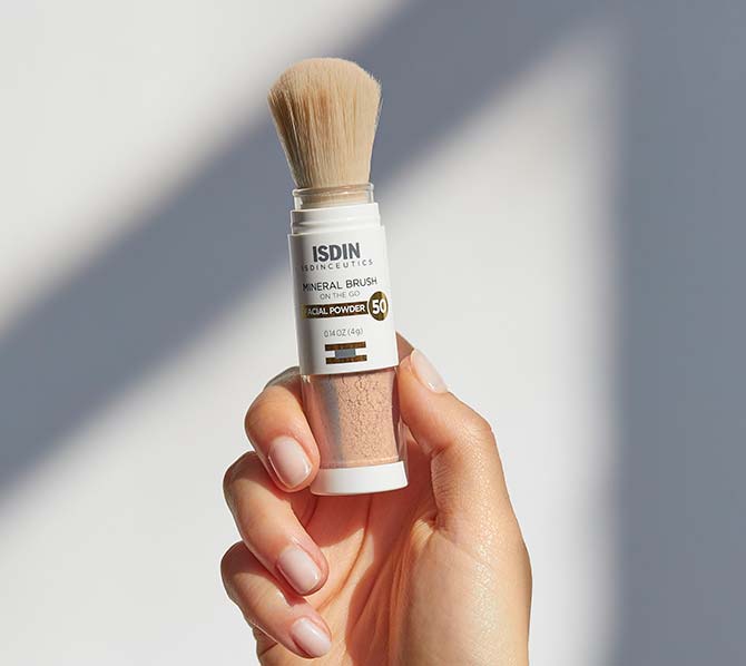 ISDIN Mineral Brush to protect the skin from Blue light