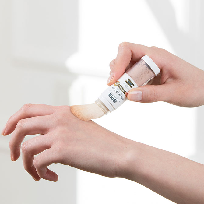protect from how pollution affects your skin with ISDIN Mineral Brush