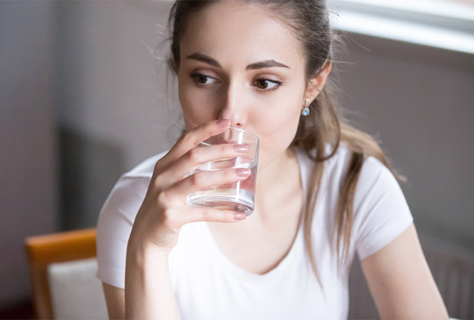 not drinking water can cause dry itchy skin on legs