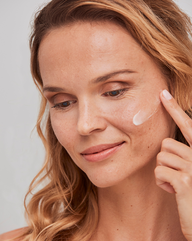 woman-applying-night-cream