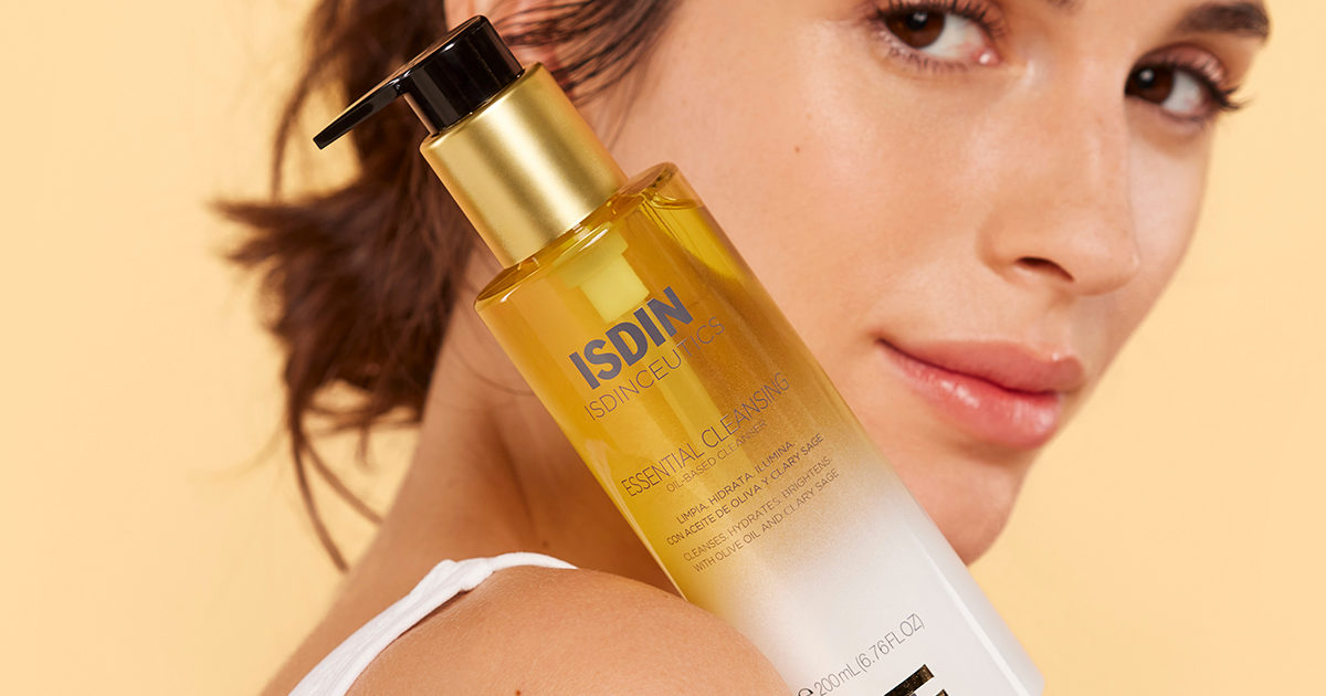 How To Use Cleansing Oil in Your Skincare Routine (and Why You Should