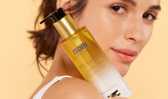 How To Use Cleansing Oil in Your Skincare Routine (and Why You Should) ISDIN