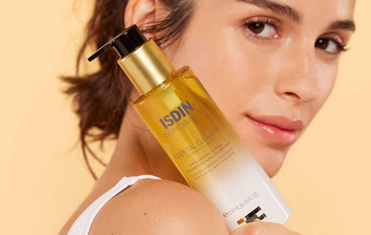 How To Use Cleansing Oil in Your Skincare Routine (and Why You Should) How To Use Cleansing Oil in Your Skincare Routine (and Why You Should)