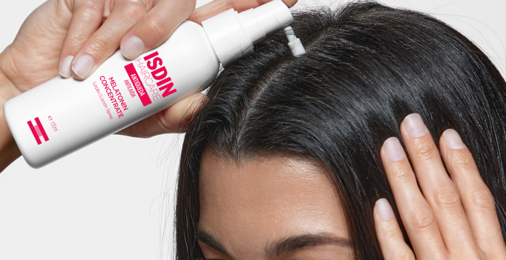 Aplicación de Lambdapil Melatonin Concentrate en el cuero cabelludo para fortalecer y estimular el crecimiento, ideal para el cuidado del cabello en invierno.