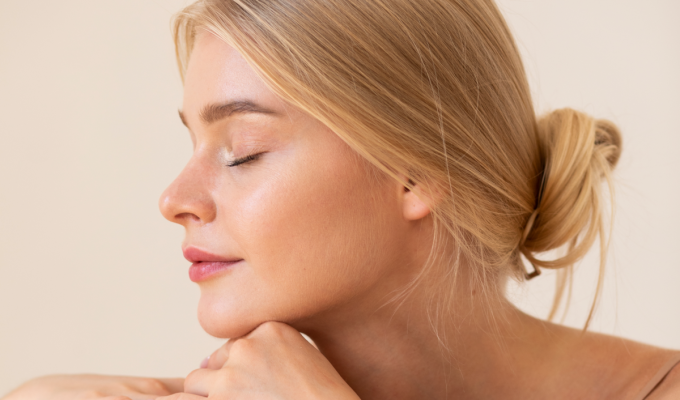 primer plano de rostro de una chica rubia con piel iluminada y bien cuidada