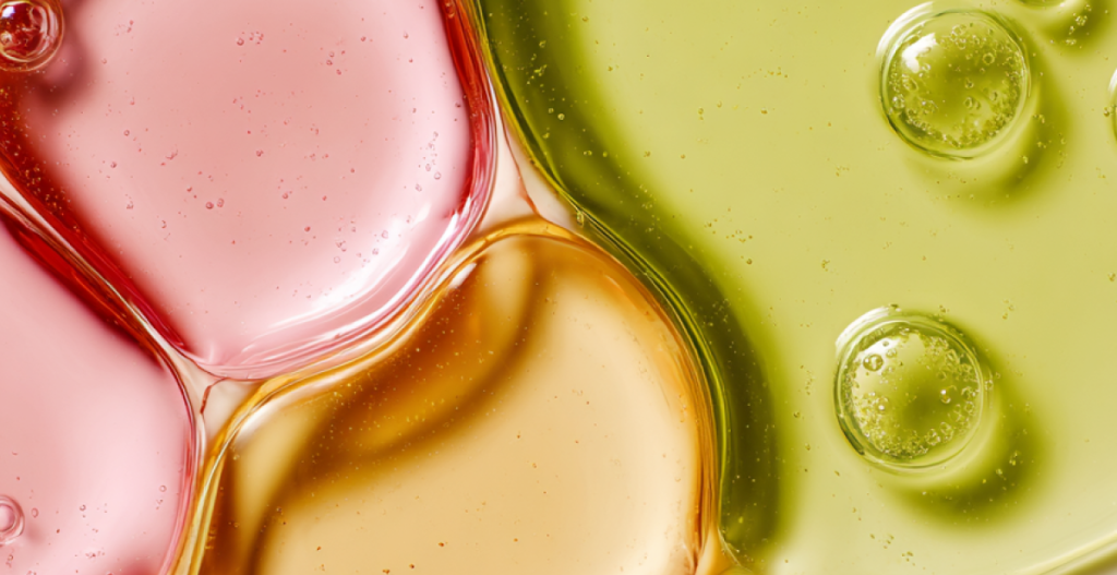 Rutina de skincare con productos faciales que contienen ultraglicanos, cuidado intensivo para luminosidad, hidratación y antiaging