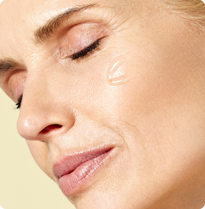 Detalle de textura de sérum transparente aplicado sobre la piel, mostrando acabado ligero y luminoso de ampollas Ultraglicanos ISDIN