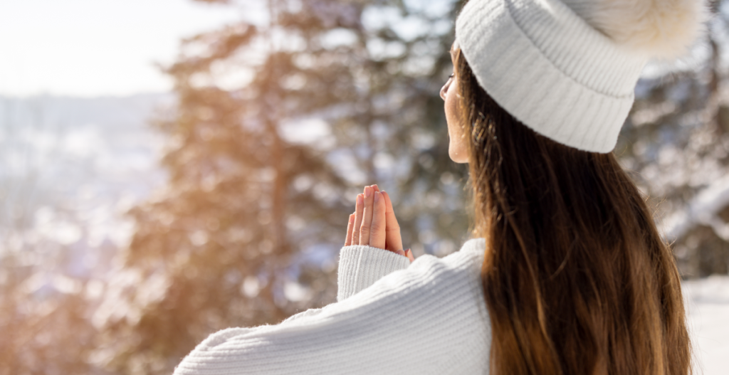 chica sonriendo frente al sol en invierno