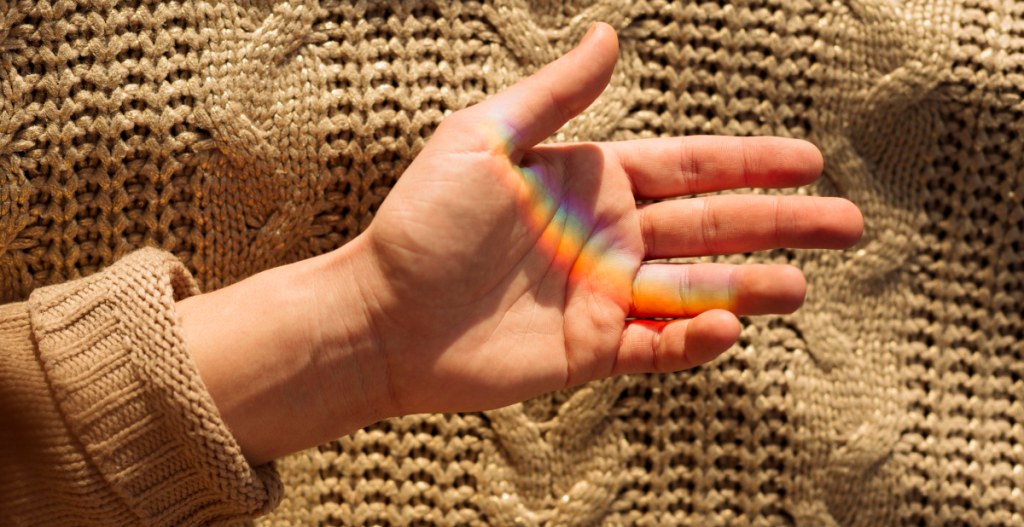 reflejo de arcoiris en piel