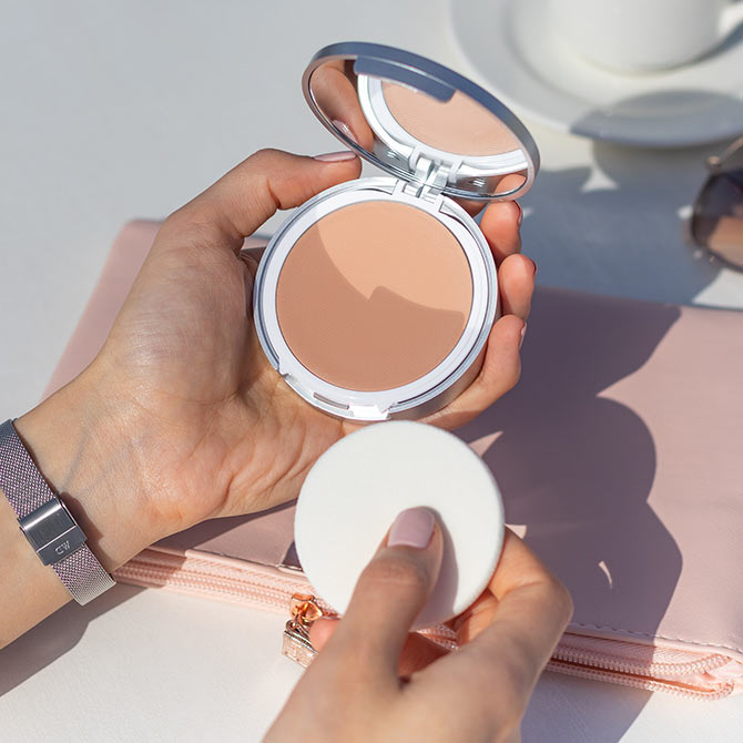 maquillaje con proteccion solar 50 Isdin Compact aplicacion