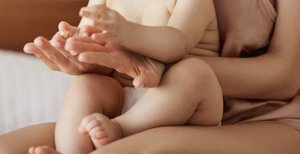 Piel de bebé sana e hidratada en brazos de su madre.