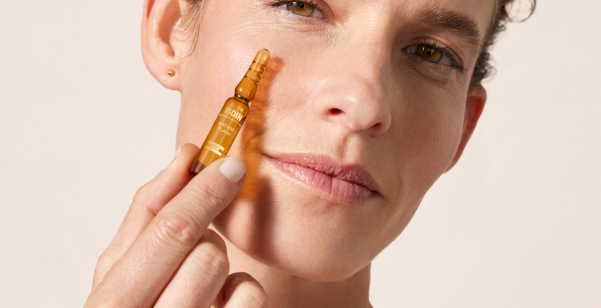 primer plano de mujer con piel madura tersa y radiante gracias a ampollas para eventos Instant Flash reafirmante ISDIN