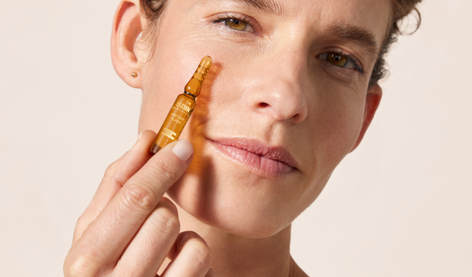 primer plano de mujer con piel madura tersa y radiante gracias a ampollas para eventos Instant Flash reafirmante ISDIN