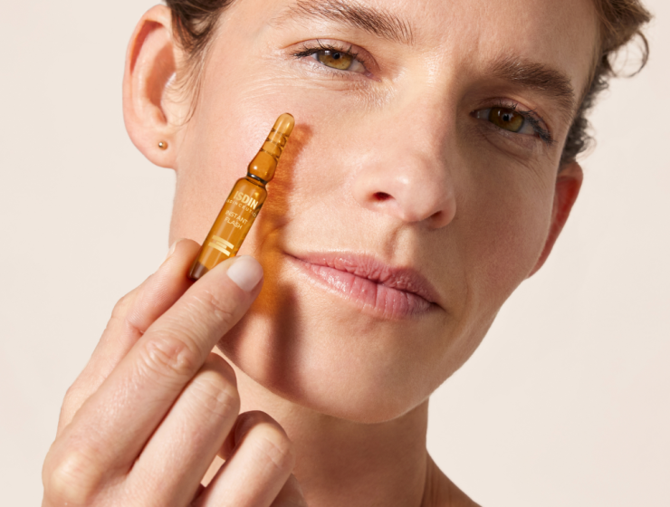 primer plano de mujer con piel madura tersa y radiante gracias a ampollas para eventos Instant Flash reafirmante ISDIN