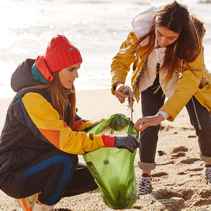 Ona Carbonell recogiendo plásticos de la playa