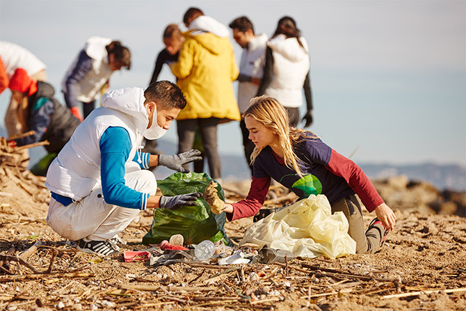 El equipo de ISDIN recogiendo plásticos de la playa