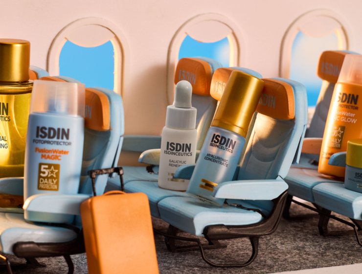 Productos Mini Icons de ISDIN colocados en asientos de avión simulando una escena de viaje
