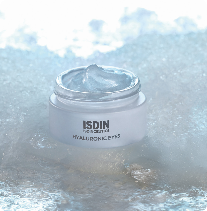 Contorno de ojos Hyaluronic Eyes de ISDIN con textura cremosa sobre superficie húmeda