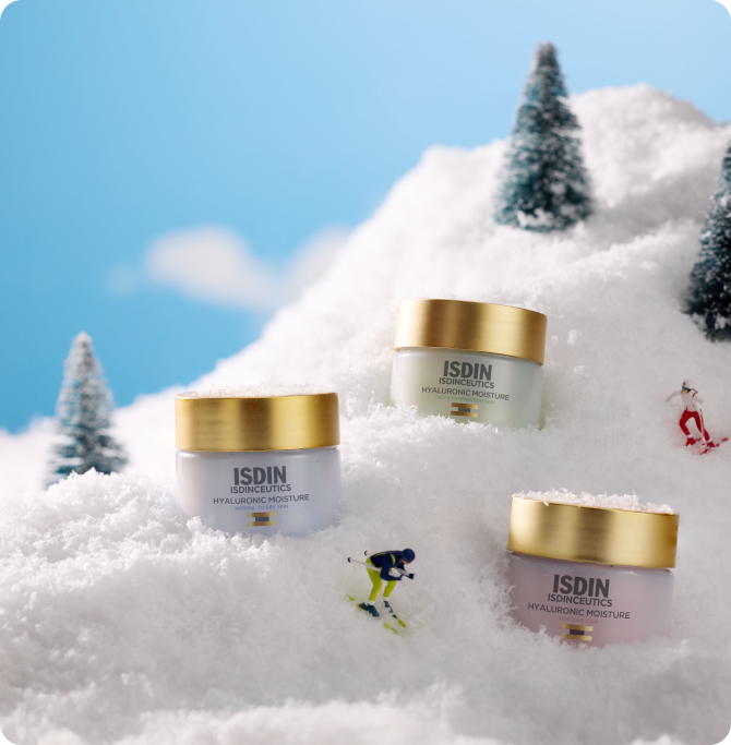 Crema hidratante ISDIN Hyaluronic Moisture en miniatura sobre escenario de nieve con figuras