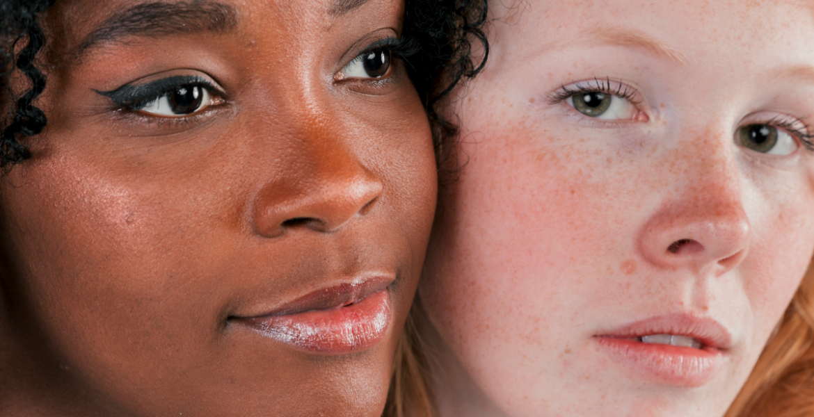 Primer plano de dos mujeres con diferentes tonos de piel mostrando naturalidad y luminosidad, ejemplo de cómo ingredientes antimanchas como niacinamida, ácido tranexámico y vitamina C funcionan en todo tipo de piel.