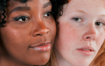 Primer plano de dos mujeres con diferentes tonos de piel mostrando naturalidad y luminosidad, ejemplo de cómo ingredientes antimanchas como niacinamida, ácido tranexámico y vitamina C funcionan en todo tipo de piel.