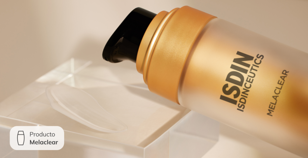 Envase de sérum ISDINCEUTICS Melaclear con textura transparente, fórmula con vitamina C para reducir manchas.