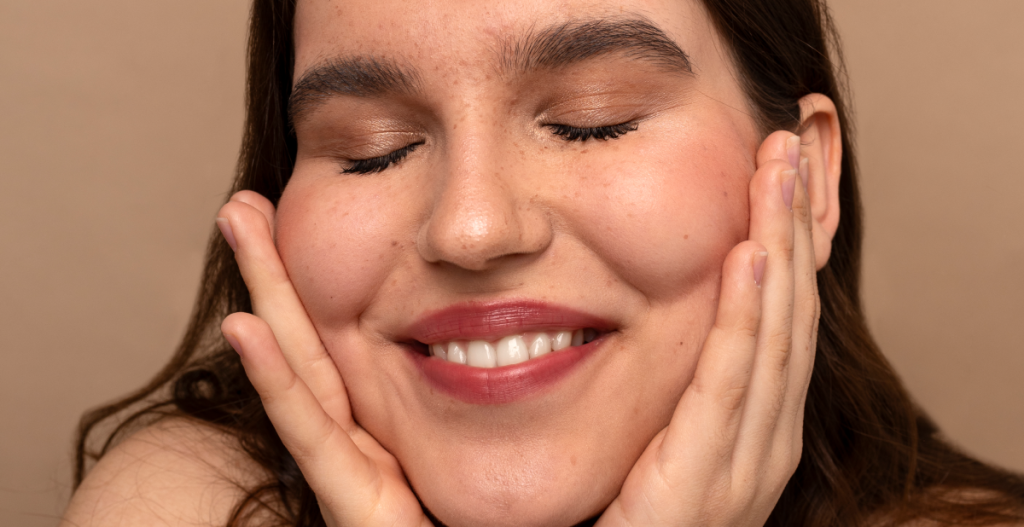 Rostro con piel luminosa y natural tras usar protector solar facial con color de acabado ligero.