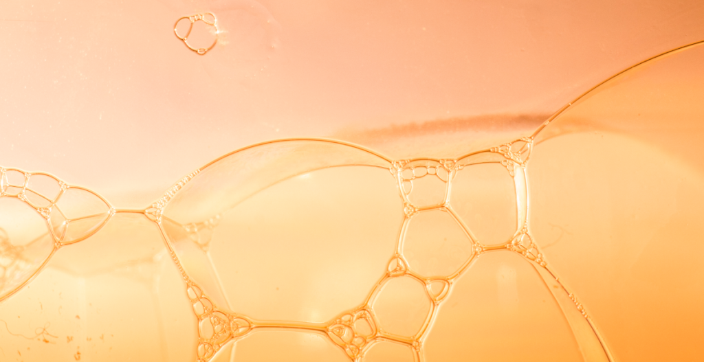 Detalle de burbujas en textura cosmética que ilustra la estabilidad y formulación de la vitamina C