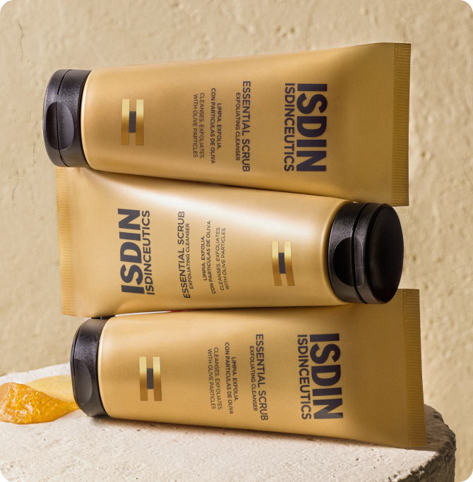 Exfoliante facial Essential Scrub con textura en gel y partículas naturales para limpiar y renovar la piel
