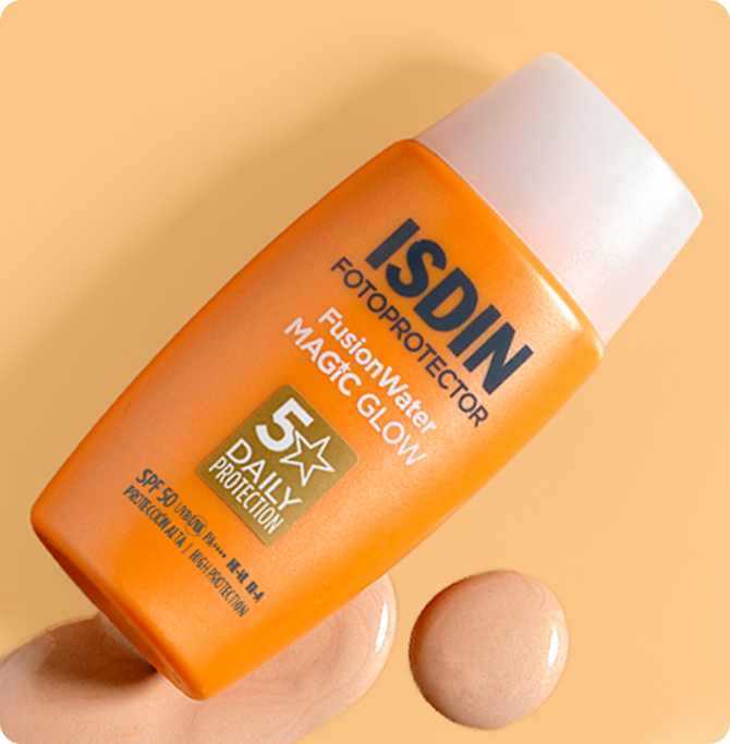 Fotoprotector Fusion Water MAGIC GLOW SPF 50 con textura ligera que aporta protección solar y efecto glow