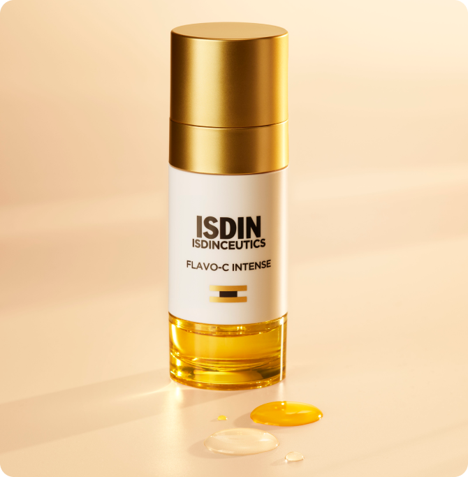: Sérum Flavo-C Intense con vitamina C en textura bifásica para aportar luminosidad y mejorar el tono de la piel