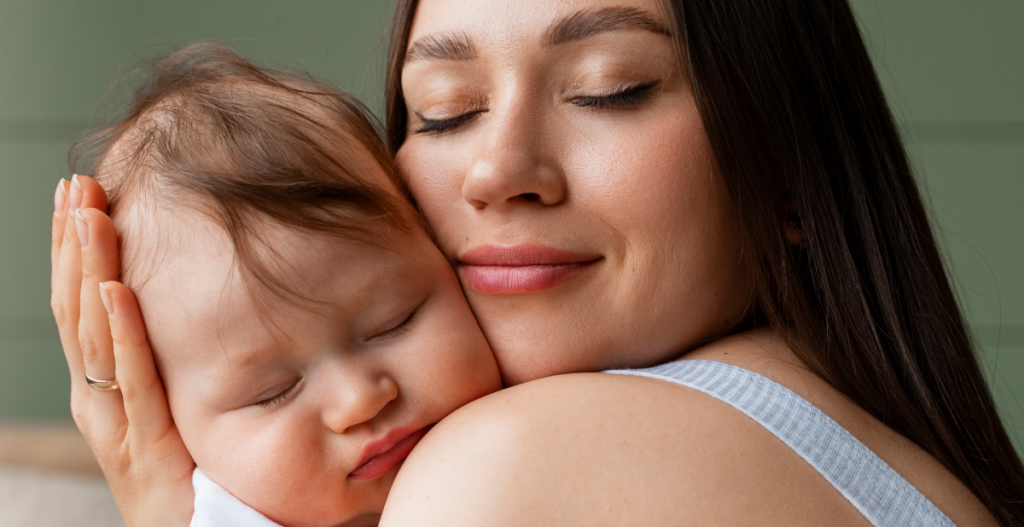 mujer con recien nacido cuidado corporal