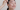 Mujer aplicando sérum facial con gotero en la mejilla, parte de la rutina de skin cycling para hidratar y regenerar la piel