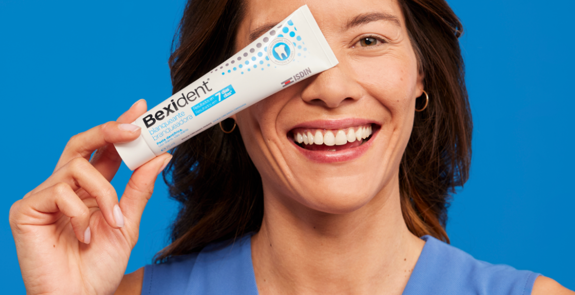 chica sonriendo con pasta dentrifica bexident blanqueante
