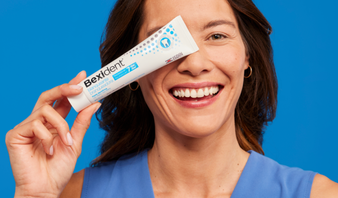 chica sonriendo con pasta dentrifica bexident blanqueante