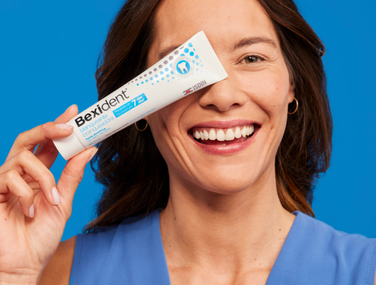 chica sonriendo con pasta dentrifica bexident blanqueante
