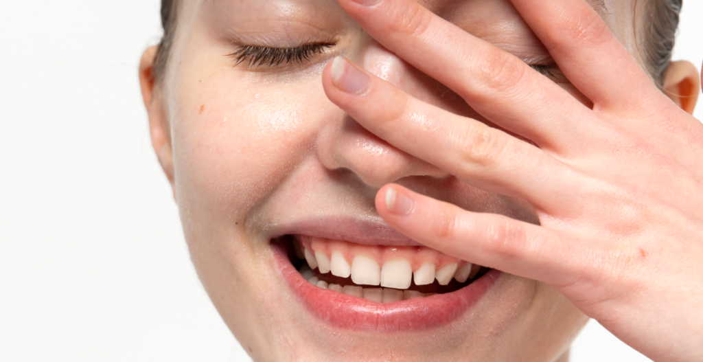 chica sonriendo con dientes blancos y sanos