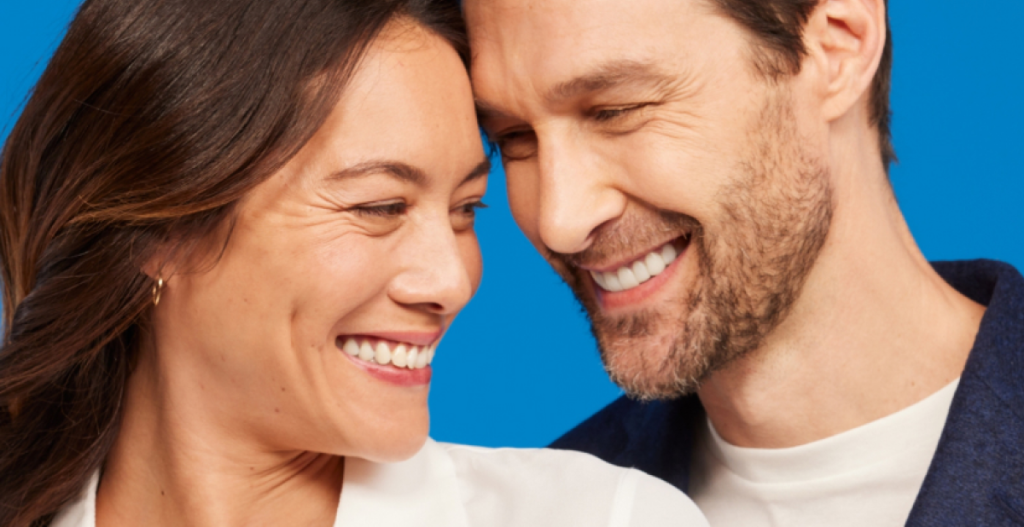 pareja sonriendo con dientes blancos y sanos