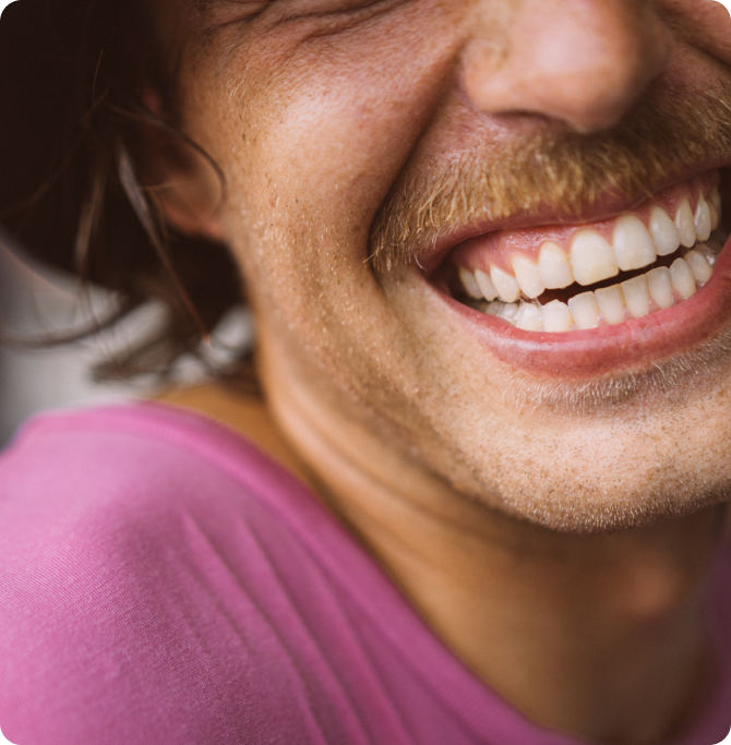 chico sonriendo con dientes rectos y pecas