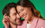 Pareja sonriendo de cerca sobre fondo verde, transmitiendo frescor, seguridad y confianza al hablar.