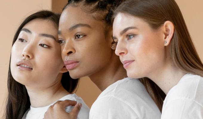 Rutina skincare por estaciones con productos faciales ISDIN organizados para el cuidado de la piel durante todo el año