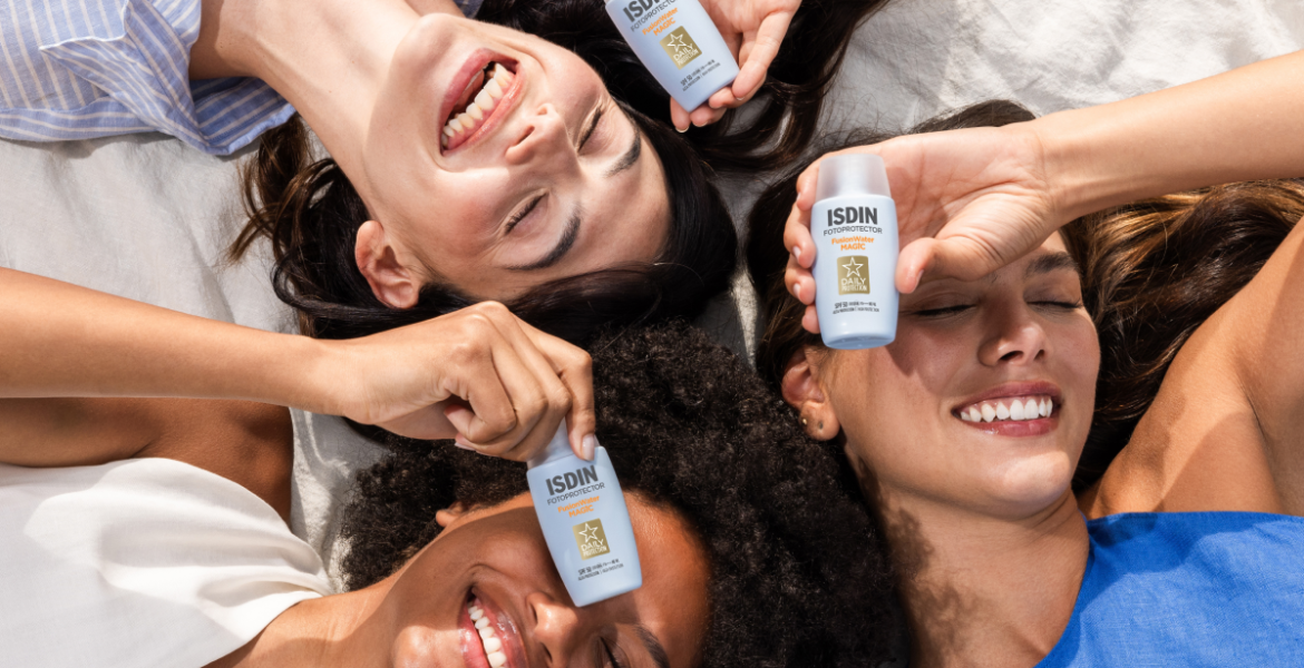 chicas sonriendo y posando con fusion water MAGIC el fotoprotector número 1 recomendado por dermatologos