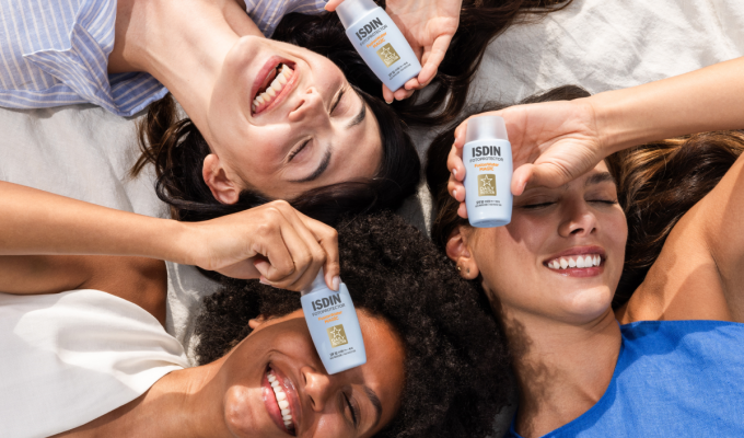 chicas sonriendo y posando con fusion water MAGIC el fotoprotector número 1 recomendado por dermatologos