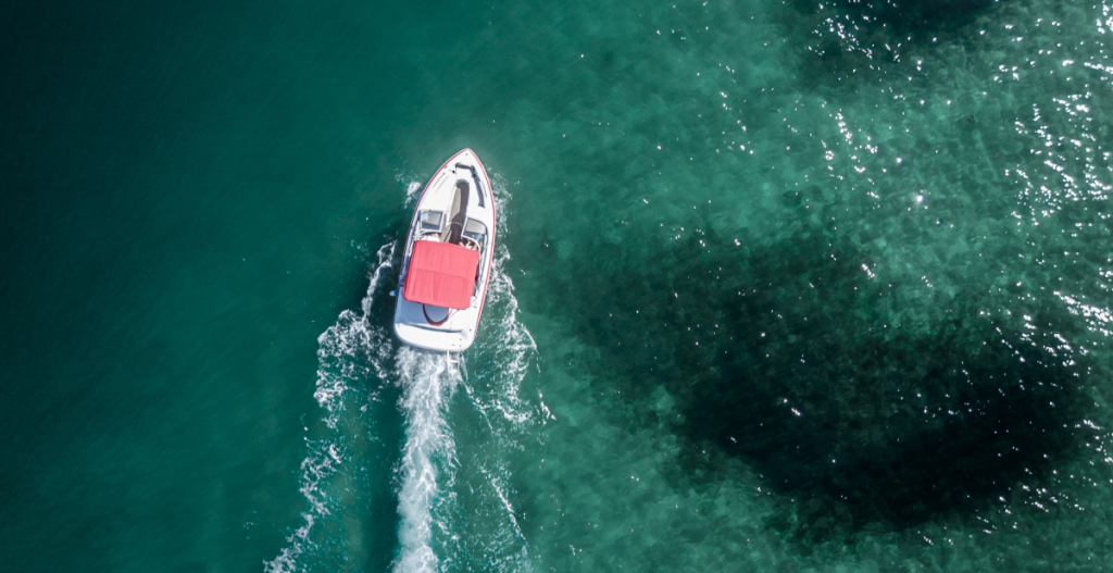 barca nvavegando sobre aguas cristalinas del mediterráneo