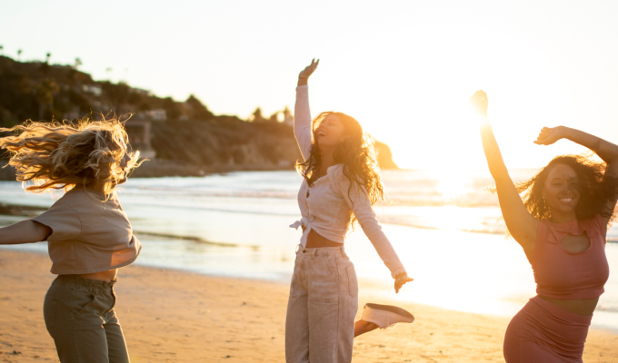 chicas disfrutando vacaciones de verano