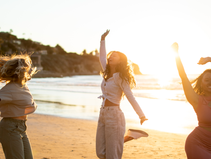 chicas disfrutando vacaciones de verano