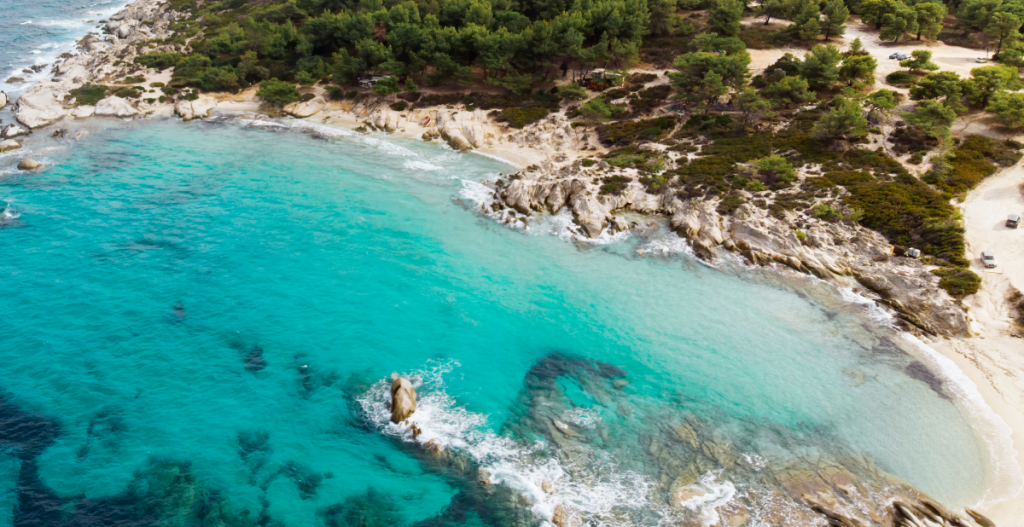 cala con agua cristalina y pequeña playa de arena